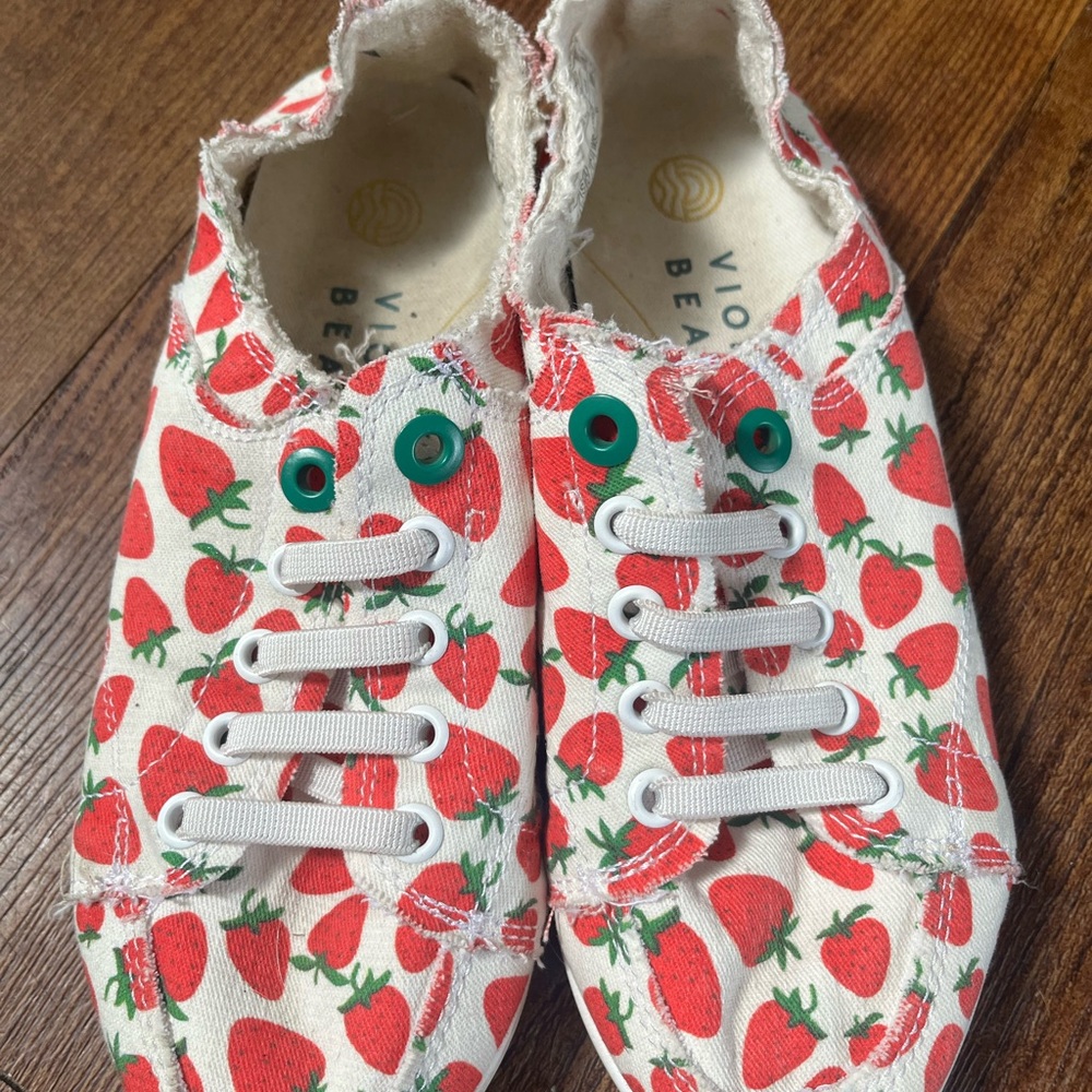 Vionic Women's Strawberry Print Sneakers